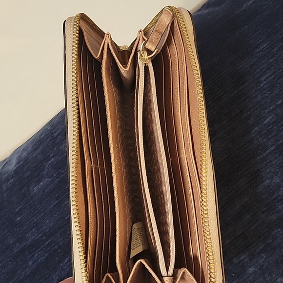 Kate Spade Wallet - Picture 4 of 8